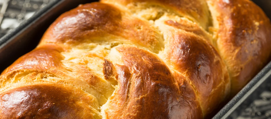 Pain de brioche tressé maison prêt à manger